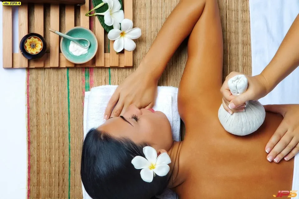 Massage aux compresses aux herbes